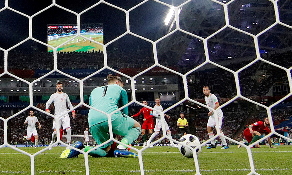 1. David de Gea (Tây Ban Nha): Trong trận đấu quan trọng với Bồ Đào Nha tại vòng bảng, thủ thành David de Gea lại mắc phải một sai lầm đến khó tin. Từ cú sút không mấy hiểm hóc của Cristiano Ronaldo đến sau một pha phản công, thủ thành Tây Ban Nha lại xử lí chủ quan để bóng bật găng tay rồi đi vào lưới. Đây chỉ là một bàn trong cú hat-trick của CR7 vào lưới De Gea tại trận đấu đó.