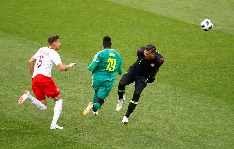 2. Wojciech Szczesny (Ba Lan): Cũng tại vòng bảng, khán giả chứng kiến một tình huống muối mặt của Szczesny trong trận gặp Senegal. Phút thứ 60, tiền vệ Grzegorz Krychowiak chuyền bóng về cho Jan Bednarek. Mải nhìn theo đường bóng, Bednarek không để ý rằng M’baye Niang đang băng lên rất tốc độ. Thủ thành Szczesny liền chạy nhanh ra ngoài vòng cấm để can thiệp đường đi bóng của Niang. Tuy nhiên, tiền đạo của Senegal đã có pha xử lí chích mũi giày để đưa bóng vào khung thành trống. Szczesny phút chốc biến thành gã hề trong sự ngỡ ngàng của các CĐV Ba Lan.