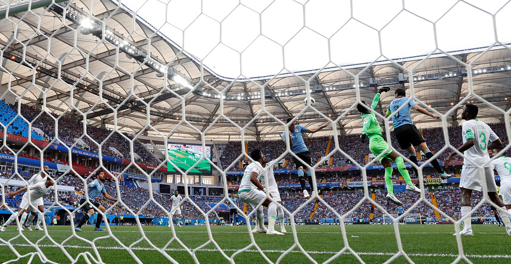 3. Mohammed Al Owais (Saudi Arabia): Cũng chắc chắn bị loại chỉ sau 2 trận vòng bảng là Saudi Arabia. Trong trận đấu với Uruguay, đội bóng châu Á sớm phải nhận bàn thua đến từ chân sút Luis Suarez. Người góp công lớn nhất, đáng buồn thay lại là thủ thành Mohammed Al Owais với pha băng ra lóng ngóng và đấm hụt bóng.
