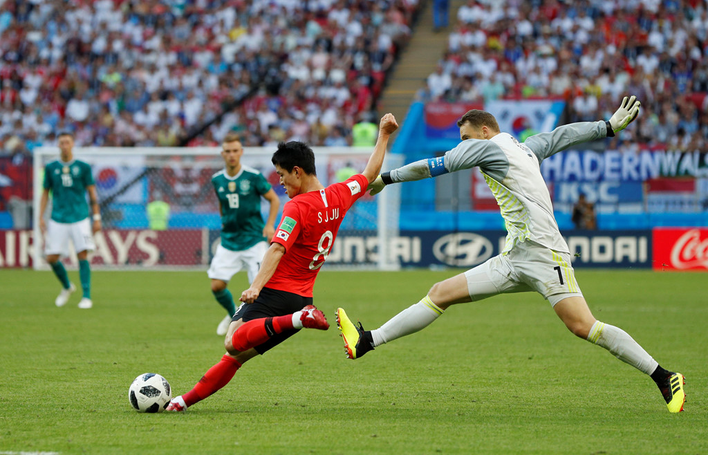 4. Manuel Neuer (Đức): Sau chiến thắng nghẹt thở 2-1 trước Thụy Điển, đội tuyển Đức cần có 3 điểm trước Hàn Quốc mới đủ điều kiện vượt qua vòng bảng. Tuy nhiên, suốt 90 phút thi đấu, "Die Mannschaft" chỉ là những cỗ xe tăng lờ đờ không thể tìm ra cách khoan thủng đội bóng xứ kim chi, thậm chí phải nhận bàn thua. Thủ thành Manuel Neuer chấp nhận bỏ trống khung thành dồn lên tấn công nhưng không giữ được bóng. Kết cục, đội trưởng Son Heung-min bên phía Hàn Quốc dễ dàng có bàn thắng nhân đôi cách biệt ở phút 90+6.