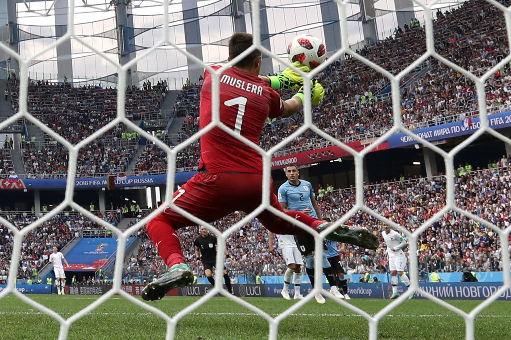 6. Fernando Muslera (Uruguay): Trong một trận đấu loại trực tiếp, chỉ cần một sai lầm cũng khiến cả đội bóng phải trả giá. Tại tứ kết gặp Pháp, trong khi các cầu thủ Uruguay đang làm mọi cách tìm bàn gỡ sau khi bị dẫn trước 0-1 thì thủ thành Fernando Muslera lại mắc sai sót nghiêm trọng. Trong tình huống Antoine Griezmann dứt điểm không quá nguy hiểm, Muslera lại cản phá nhưng bất cẩn để bóng bay vào lưới, kết thúc giấc mơ tiến vào bán kết của đội bóng Nam Mỹ.