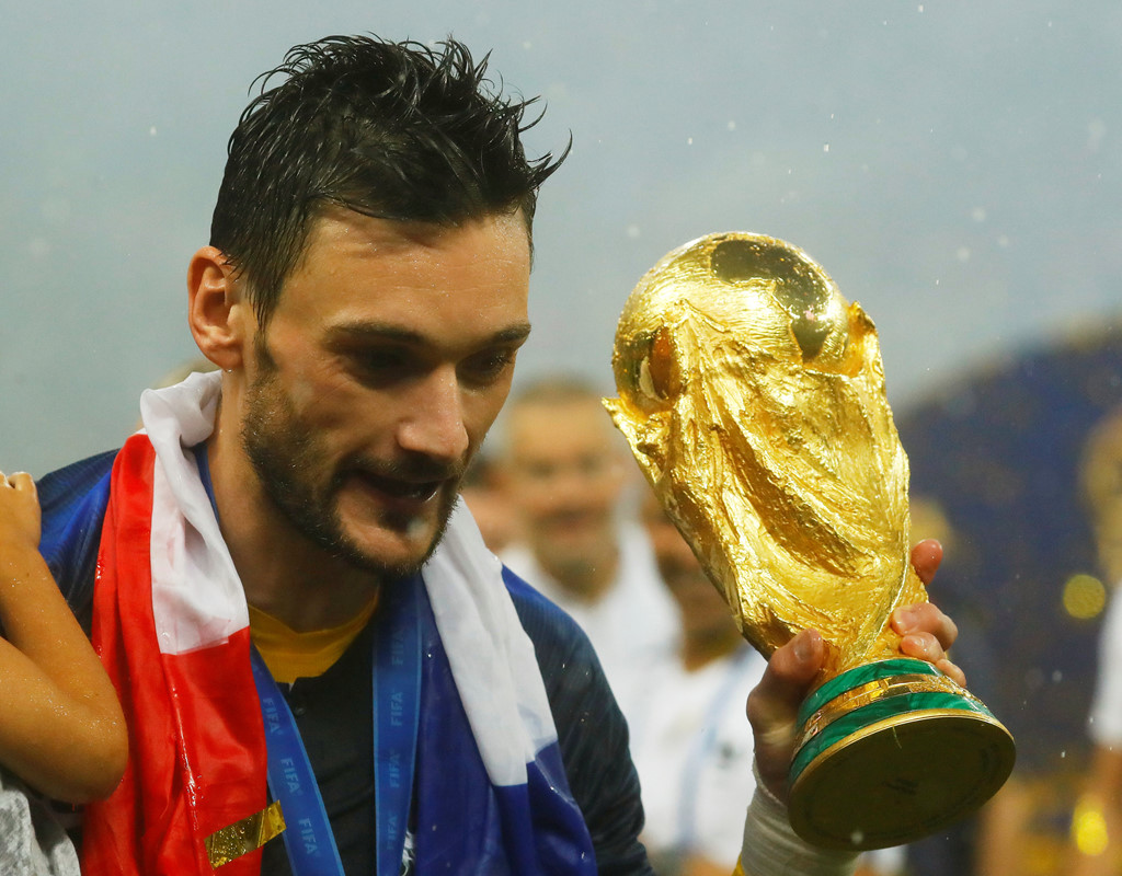 Tuy nhiên, Lloris là người duy nhất không phải trả giá trong danh sách thủ môn mắc sai lầm ngớ ngẩn tại World Cup năm nay. Đoàn quân của HLV Didier Deschamps vẫn chơi vững vàng để bảo vệ thành quả chiến thắng và "Gà trống Gaulois" lần thứ 2 trong lịch sử đăng quang thế giới. Kết thúc trận đấu, Lloris còn phải cười ngượng sau khi xem lại pha xử lí lóng ngóng của mình trên màn hình lớn lúc chờ nhận huy chương.