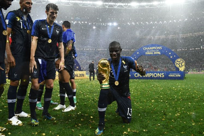 Kante xấu hổ vì màn trình diễn không tốt trong trận chung kết World Cup tới mức Stephen N'Zonzi phải yêu cầu đồng đội đưa cúp Vàng cho Kante chụp ảnh.