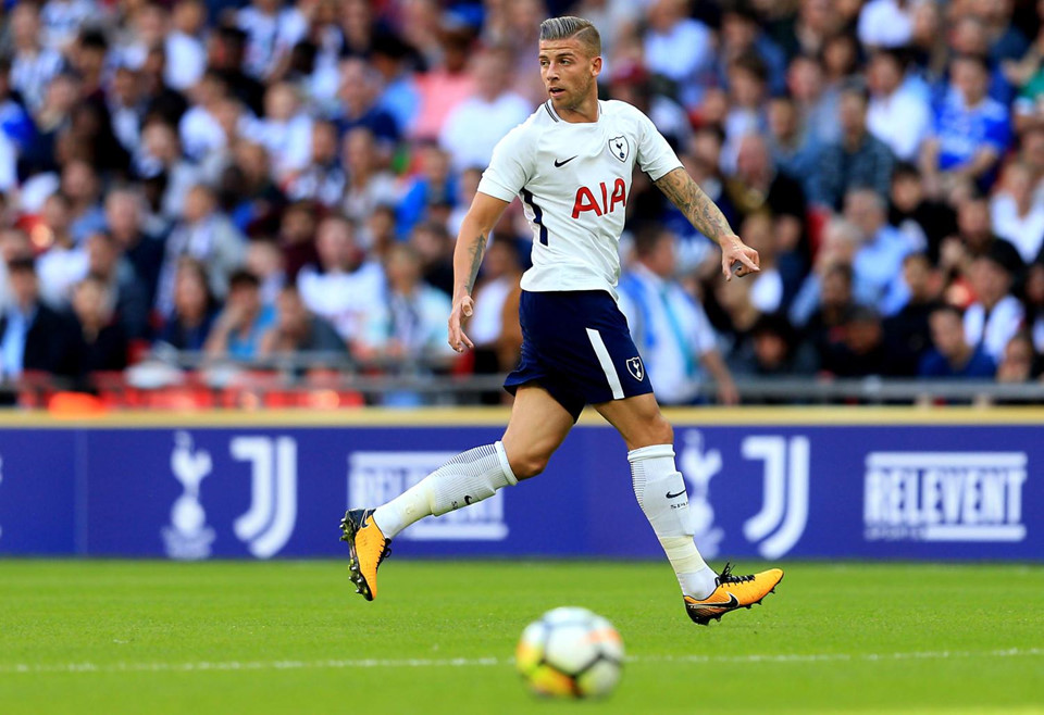 Toby Alderweireld: Trung vệ của Tottenham Hotspur được MU đánh tiếng nhiều lần hè này. Bản thân cầu thủ người Bỉ cũng muốn đến một đội bóng tham vọng hơn. Vấn đề là Tottenham không dễ để trụ cột của mình ra đi như vậy. Kỳ chuyển nhượng tại Anh sắp hết, Tottenham vẫn chưa tìm được người thay thế và MU cũng không chịu chi nhiều tiền, do đó Toby có thể sẽ không được ra đi.