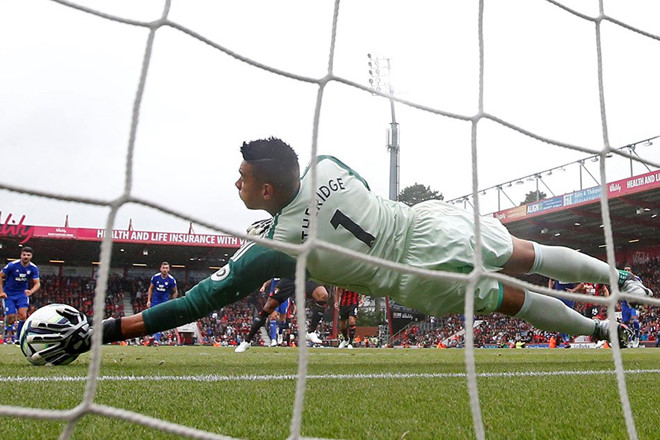 Ảnh bài viết Thủ môn Philippines nhận 2 bàn thua khi ra mắt Premier League