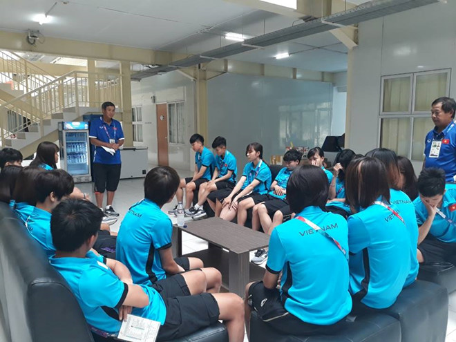 HLV Mai Đức Chung làm công tác tư tưởng cho các học trò. Ảnh: Thu Trang.