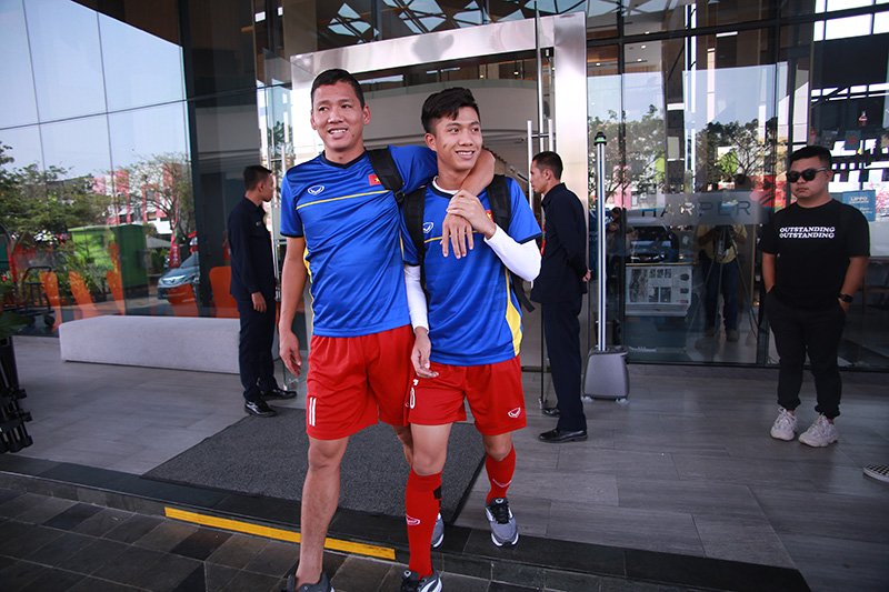 "Song Đức" khoác vai nhau đi ra xe ô tô.