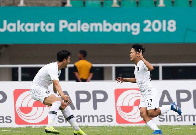 Bên cạnh Son Heung-min, "Messi Hàn Quốc" Lee Seung-woo cũng tỏa sáng với cú đúp vào lưới thủ thành Bùi Tiến Dũng.