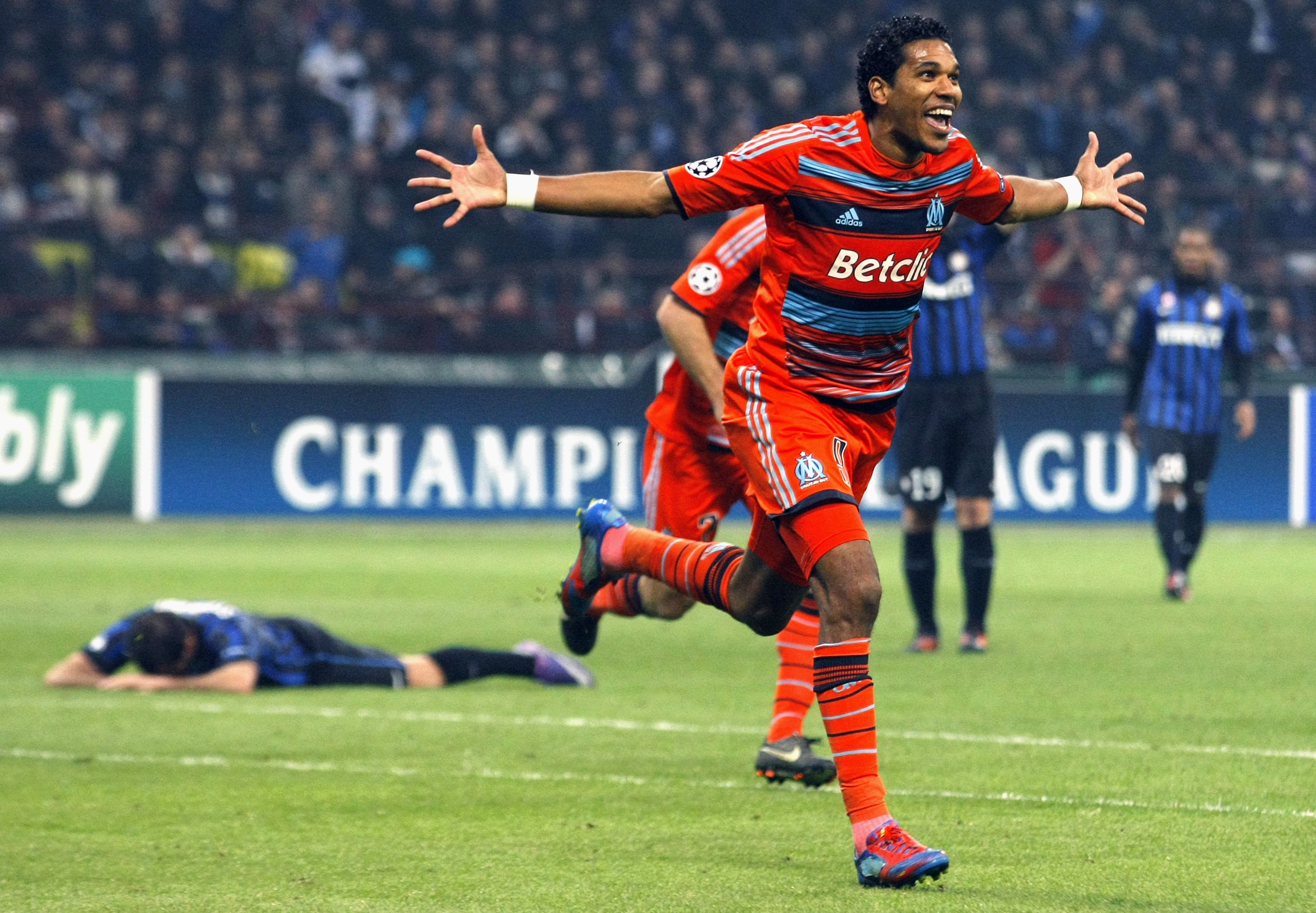 Chiến thắng 2-1 trên sân nhà đã không đủ để giúp Inter Milan vượt qua Marseille để đi tiếp (kết quả chung cuộc 2-2, đại diện nước Pháp đi tiếp nhờ luật bàn thắng trên sân khách).