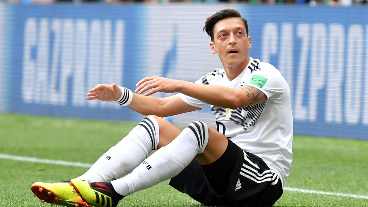 Sau một kỳ World Cup thất bại, Mesut Ozil trở thành tâm điểm chỉ trích của không ít chuyên gia và người hâm mộ bóng đá Đức.