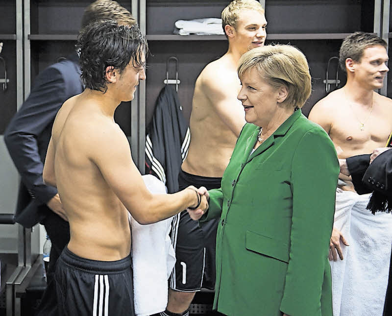 Thủ tướng Đức Angela Merkel từng vào tận phòng thay đồ tuyển Đức bắt tay Ozil sau khi ngôi sao gốc Thổ Nhĩ Kỳ góp công lớn giúp đội tuyển Quốc gia nước này lên ngôi tại World Cup 2010.