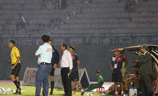Tình huống giám sát trọng tài Phạm Chu Thiện, giám sát trận đấu Lê Hữu Tường xuống sân can thiệp trận đấu. Ảnh: Quang Thịnh.