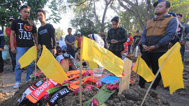 Các CĐV Persija Jakarta thắp hương cầu nguyện cho Harringa Sirila phía ngoài sân vận động.