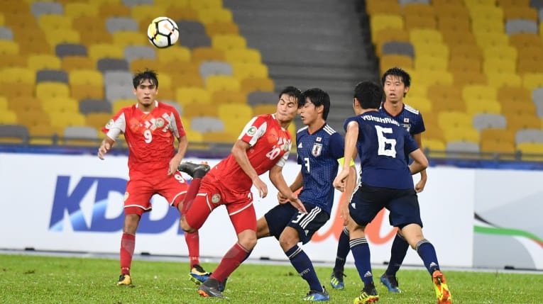U16 Nhật Bản (áo xanh) chơi lấn lướt trong phần lớn thời gian trận đấu