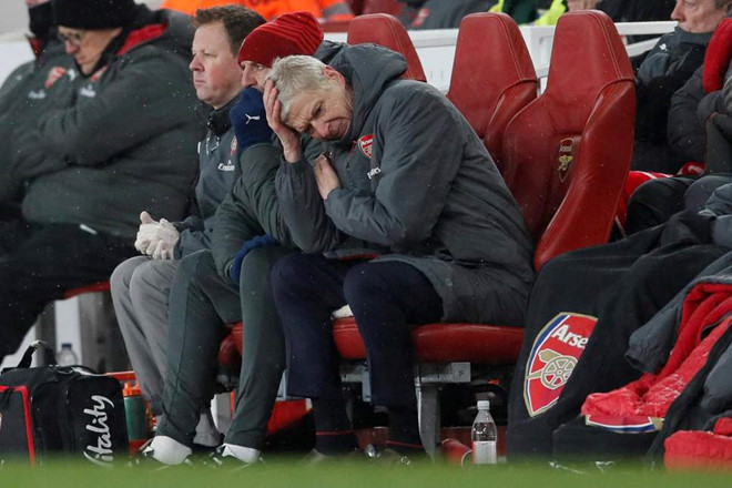 HLV Wenger chịu vô vàn áp lực khi dẫn dắt Arsenal.