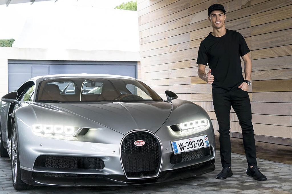 3. Bugatti Chiron (2,8 triệu USD (65,2 tỷ đồng)): Sở hữu Bugatti Veyron là chưa đủ, Ronaldo tiếp tục chi tiền để sở hữu phiên bản nâng cấp của dòng siêu xe này. Chiron sở hữu động cơ 1.500 mã lực và tốc độ tối đa có thể lên đến 500 km/h. Trong ảnh, CR7 tạo dáng ở buổi chạy thử nghiệm cuối cùng tại Molsheim đầu năm 2017.