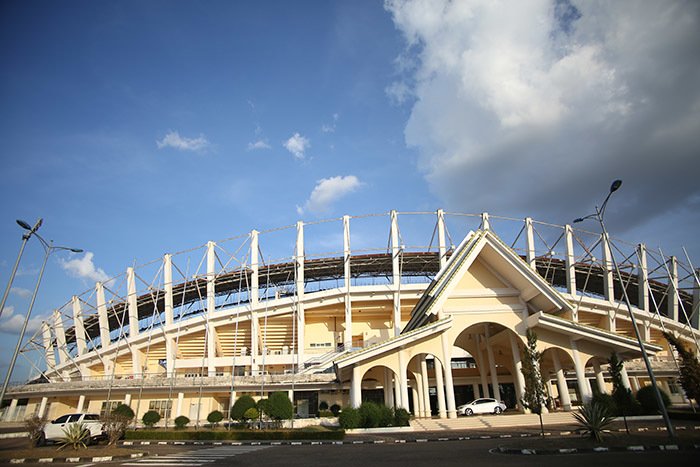 SVĐ quốc gia Lào với kiến trúc truyền thống rất đẹp sau 10 năm đưa vào hoạt động, từ kỳ SEA Games 29 năm 2009. Đây chính là SVĐ diễn ra trận đấu giữa đội tuyển Lào và đội tuyển Việt Nam, lúc 19h30 ngày mai.