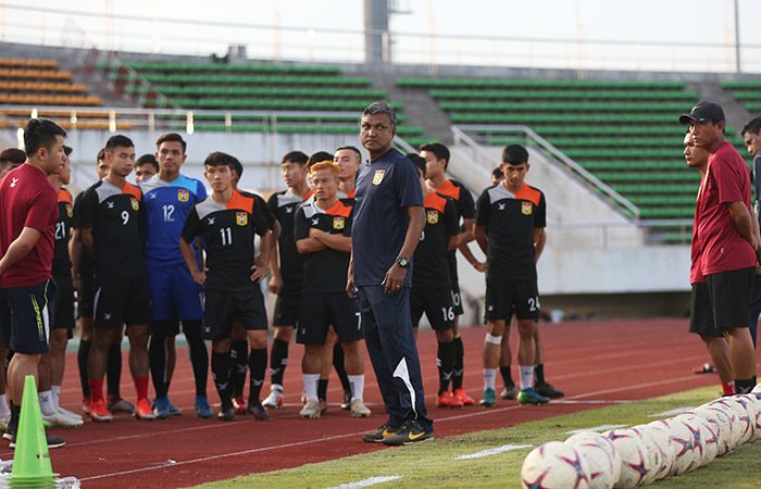 Chiều 7/11, một ngày trước trận gặp tuyển Việt Nam, đội tuyển Lào cho phép các phóng viên Việt Nam được tác nghiệp trong 20 phút. Trong 1 tháng qua, đội chủ nhà Lào liên tục tập kín.