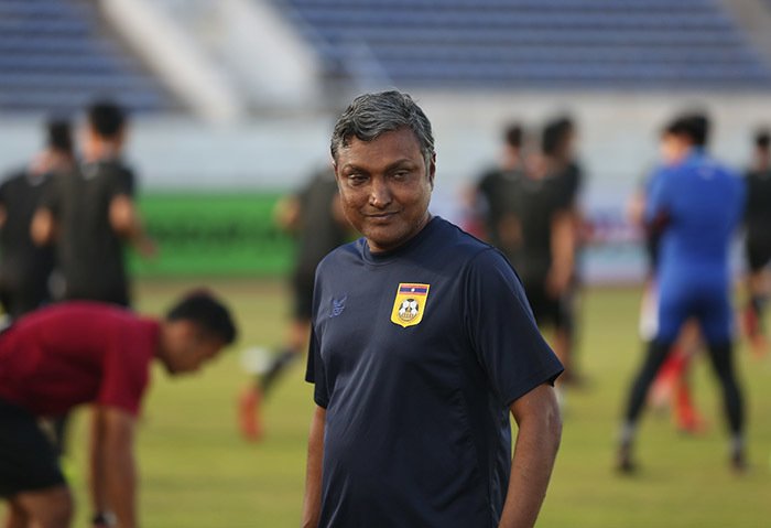 HLV đội tuyển Lào Sundramoorthy tự tin cho biết Lào sẽ giành ít nhất 1 điểm trong cuộc đối đầu với tuyển Việt Nam.