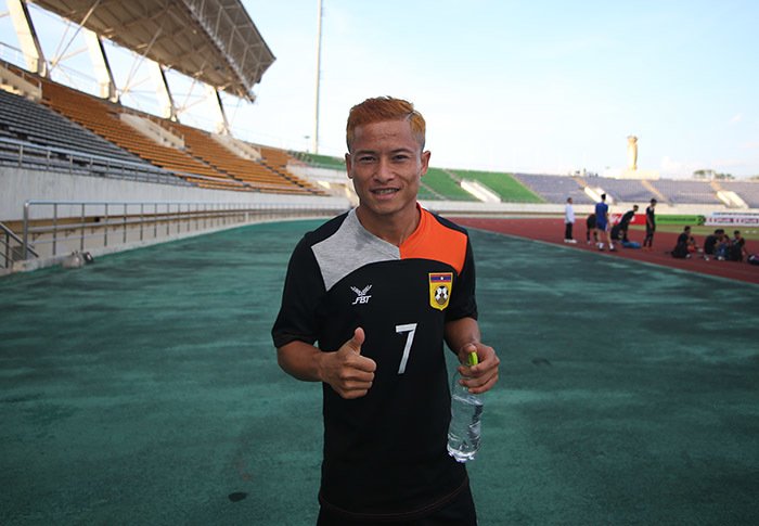 "Messi Lào" - cầu thủ được HLV Sundramoothy kỳ vọng bậc nhất trong đội hình tuyển Lào cho biết bản thân anh cùng nhiều người thân đang cảm thấy vô cùng háo hức khi lần đầu đội tuyển Lào được tiếp đón một đội bóng mạnh như đội tuyển Việt Nam trên sân nhà trong khuôn khổ giải AFF Cup 2018.