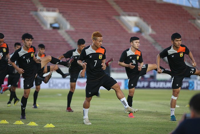 "Tôi đang cảm thấy rất vui mừng khi Lào được đối đầu với một trong những đội tuyển mạnh nhất khu vực Đông Nam Á hiện nay. Cả đội chúng tôi đều biết rất rõ đội tuyển Việt Nam là một đội bóng cực mạnh. Nhưng với tư cách là cầu thủ Lào, nếu có cơ hội ra sân tôi sẽ cố gắng hết mình để giành chiến thắng, vì màu cờ sắc áo tuyển Lào," Soukaphone Vongchiengkham tự tin nói.