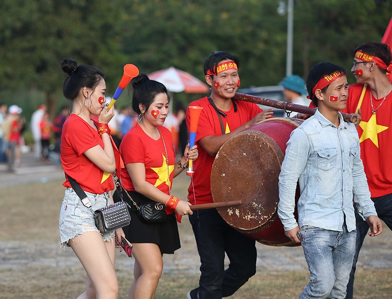 Ảnh bài viết Fan nữ đánh trống cực sung, gọi tên Công Phượng, Xuân Trường