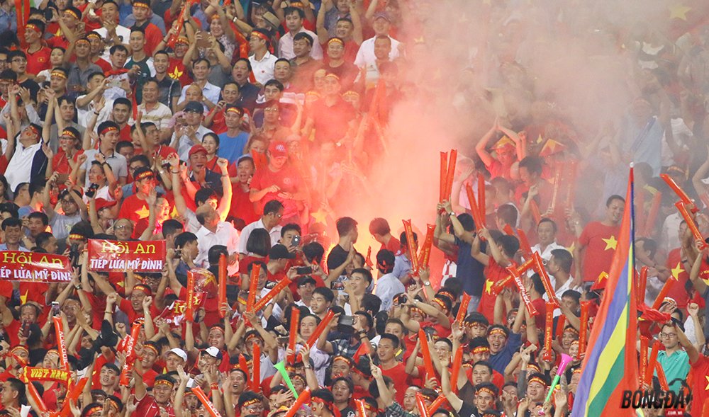 Án phạt CĐV Việt Nam đốt pháo sáng vẫn treo lơ lửng trước trận đấu lượt về gặp Campuchia. Ảnh: Đình Viên.