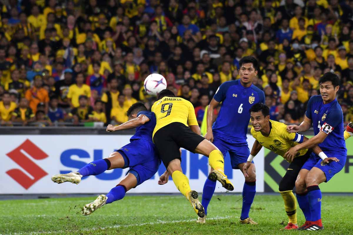 Malaysia chơi ép sân Thái Lan trong trận bán kết lượt đi AFF Cup 2018.