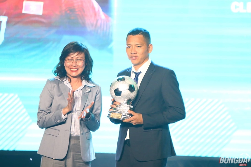 Anh Đức nhận Quả bóng Bạc nam 2018. Ảnh: Đình Viên.