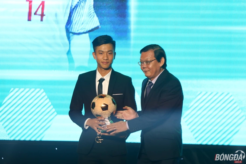 Văn Đức nhận Quả bóng Đồng nam 2018. Ảnh: Đình Viên.