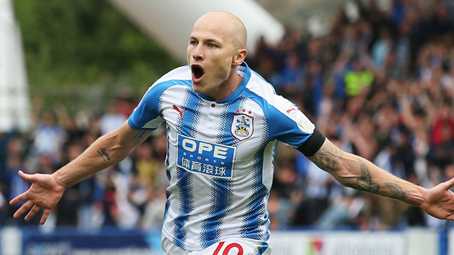 Ở mùa giải này, Mooy là ngôi sao của CLB Huddersfield.