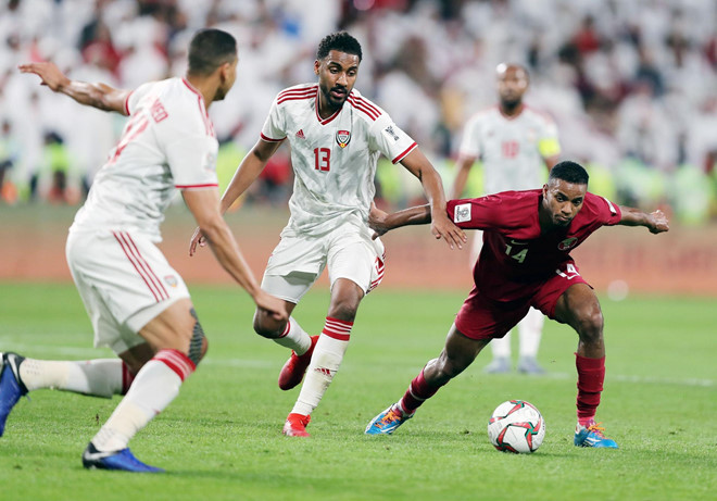 Qatar (áo đỏ) bị UAE tố cáo có 2 cầu thủ không đủ điều kiện khoác áo đội tuyển quốc gia.