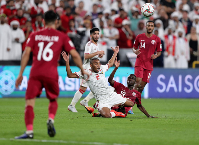 Trận bán kết giữa UAE - Qatar xuất hiện nhiều điểm nóng cả trong lẫn ngoài sân.