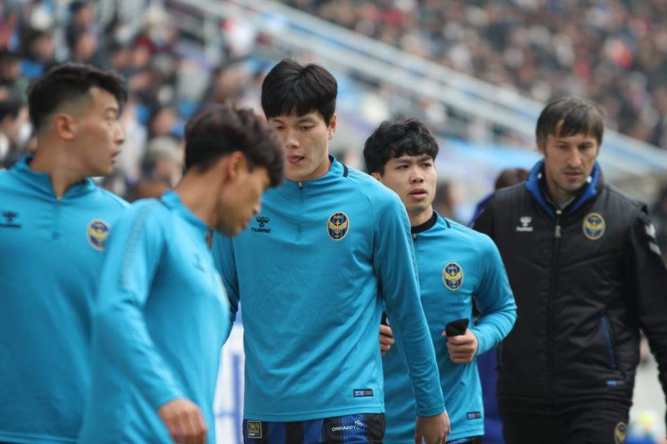 Công Phượng khởi động bên ngoài sân nhưng lỡ hẹn ra mắt K-League ngay trận đầu tiên.