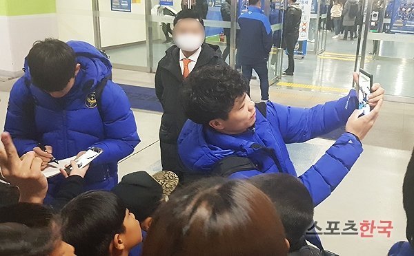 Tuy không thể nói là vui khi "hụt" cơ hội ngày đầu nhưng Công Phượng vẫn nhiệt tình với fan hâm mộ.