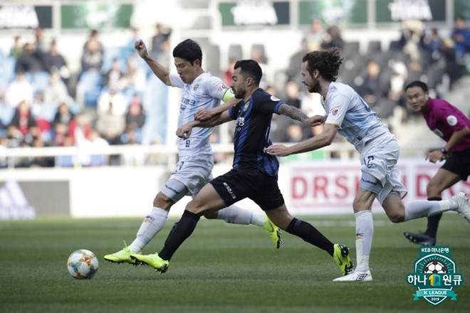 Incheon (áo xanh) nhận trận thua thứ 5 liên tiếp ở K.League 2019. Ảnh: KFA.