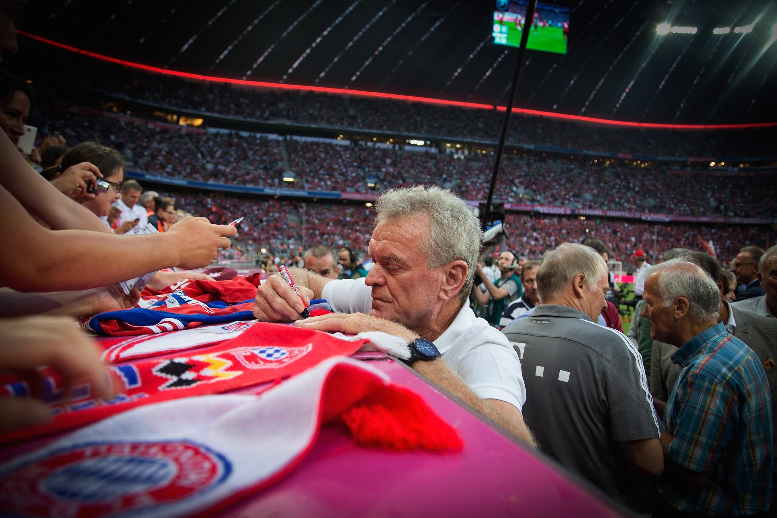 Cựu thủ thành Sepp Maier ký tặng người hâm mộ Bayern Munich.
