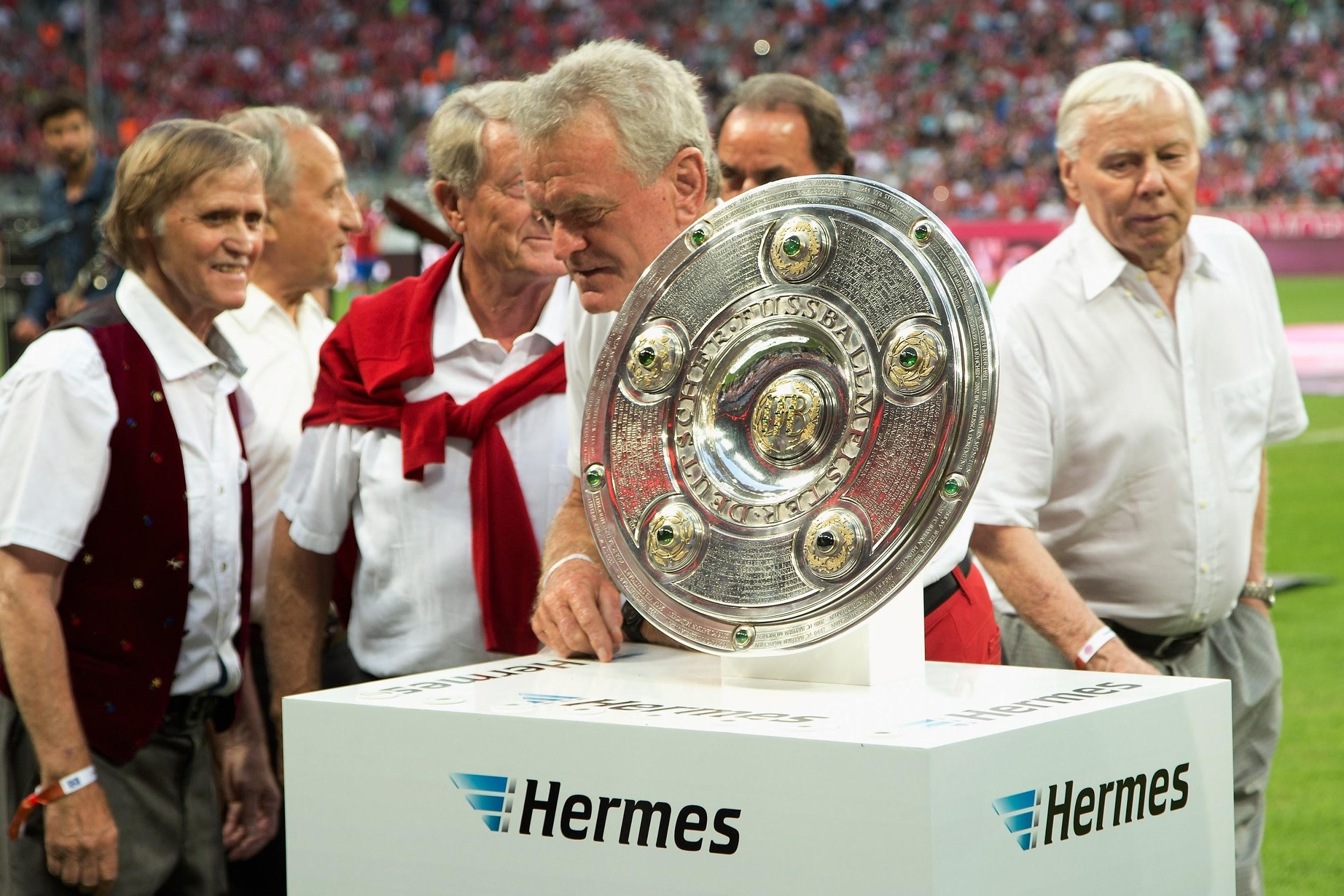 Sepp Maier bên chiếc Đĩa Bạc mùa giải 2014/15 của Bayern Munich.