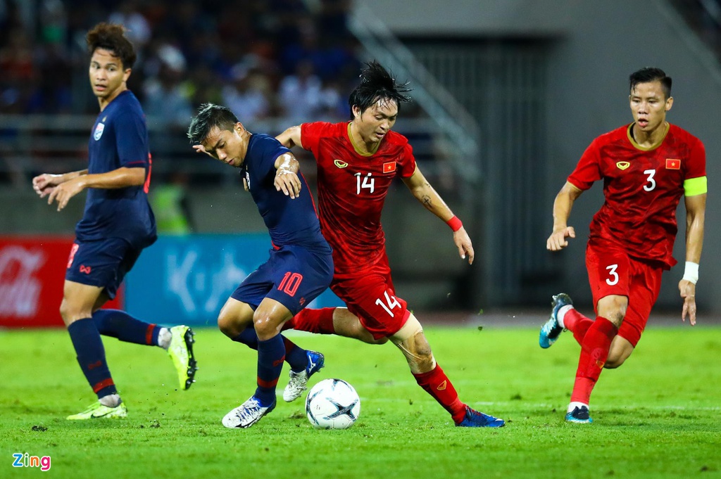 1. Chanathip Songkrasin (Consadole Sapporo): Tiền vệ sinh năm 1993 là ngôi sao số một ở tuyển Thái Lan hiện tại. Ở tuổi 26, Chanathip đã có 3 năm thi đấu tại Nhật Bản và trở thành trụ cột của Consadole Sapporo. Trong màu áo "Voi chiến", anh là quân bài tủ của nhiều đời HLV. Song, ở những lần đối đầu với tuyển Việt Nam của HLV Park Hang-seo, Chanathip không thể hiện được gì nhiều. Ảnh: Minh Chiến.
