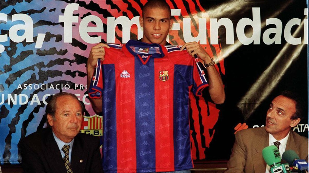 Sau khi giành huy chương đồng tại Olympic 1996, Ronaldo chuyển tới Barca với mức phí 19,5 triệu USD.