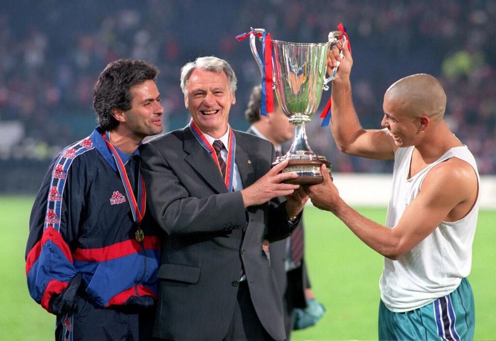 Ronaldo từng là "món quà" đặc biệt của Barca.