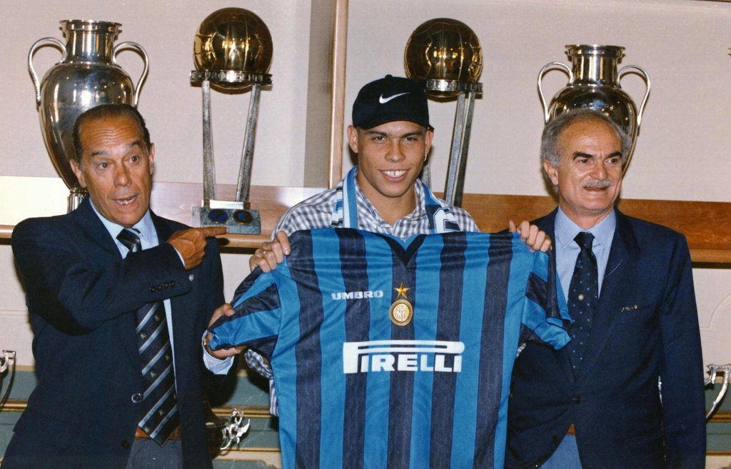 Ronaldo tiếp tục phá kỷ lục chuyển nhượng thế giới khi chuyển đến Inter vào hè 1997, với mức phí 27 triệu USD.