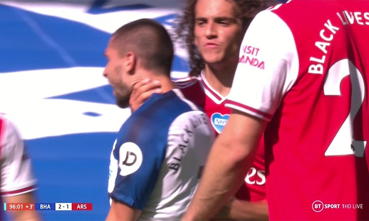 Guendouzi bóp cổ cầu thủ đối phương cuối trận. Ảnh: Chụp màn hình.