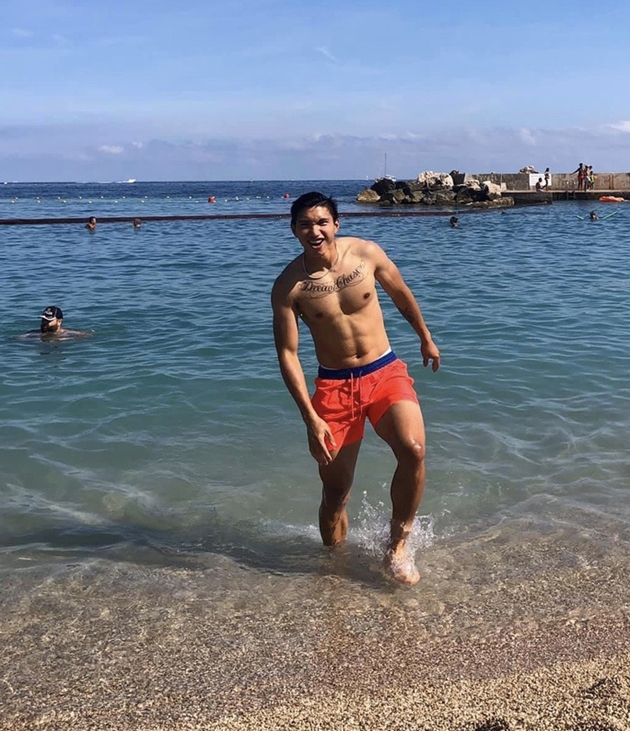 Trong quá trình chờ chuyến bay trở về Việt Nam, Văn Hậu vẫn tập luyện nhằm duy trì thể lực. Anh đang có kỳ nghỉ trên đất Pháp.