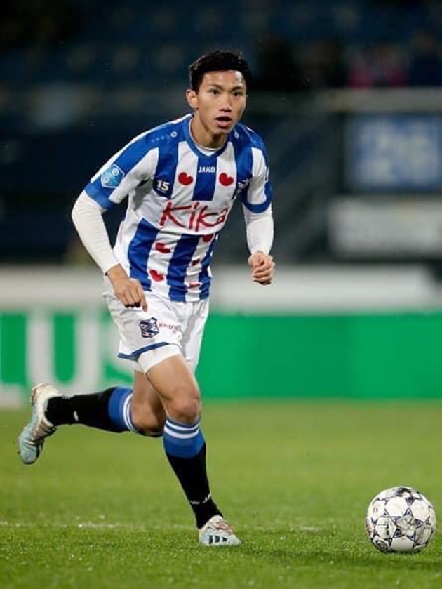 Tuyển thủ Quốc gia Đoàn Văn Hậu trong màu áo đội bóng cũ Heerenveen (Hà Lan).