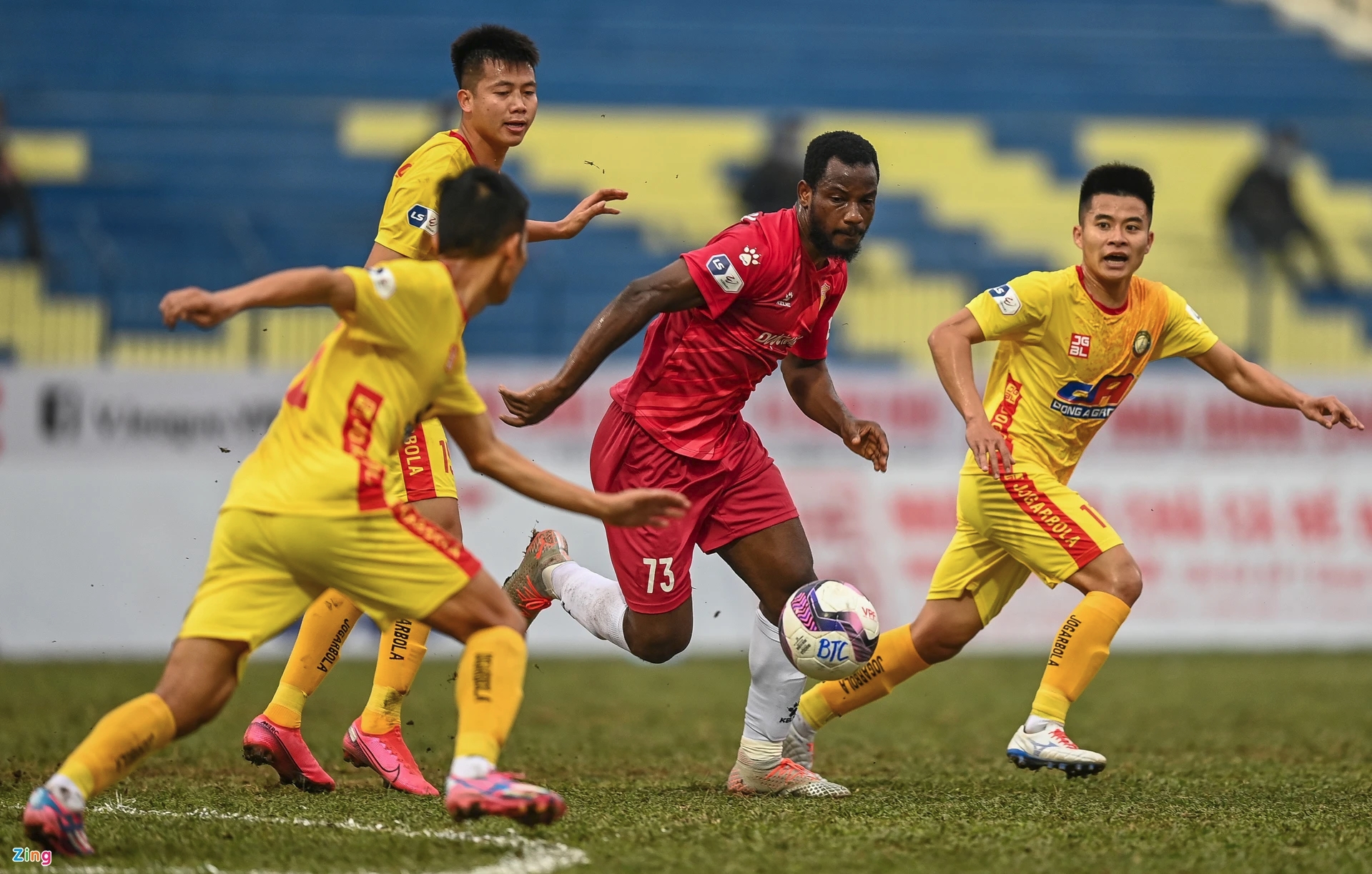 Lần lượt CLB Nam Định (áo đỏ) và đội Thanh Hóa (áo vàng) không muốn dự AFC Cup 2022. Ảnh: Việt Linh.