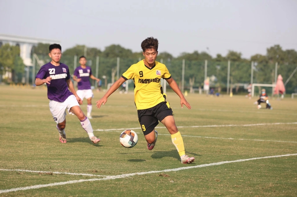 U21 Nutifood sớm tạo ra lợi thế ngay trong hiệp một. Phút thứ 15, Nguyễn Quốc Việt đánh bại thủ môn Nguyễn Duy Dũng trên chấm phạt đền. Trước đó, Nguyễn Hữu Tuấn phạm lỗi trong vùng cấm để ngăn cản pha đi bóng của cầu thủ U21 Nutifood và không qua mắt được trọng tài.