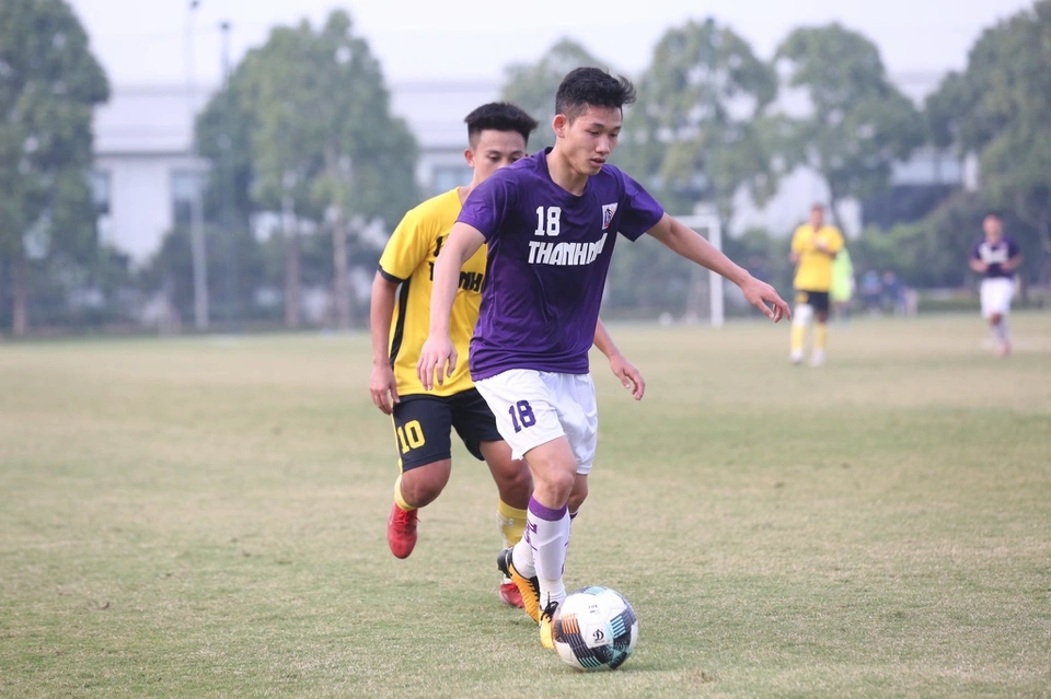 Hai đội tạo ra thế trận cởi mở và cùng theo đuổi lối chơi tấn công. Bên phía CLB Hà Nội, Nguyễn Hai Long là nhân tố nổi bật. Anh là trung tâm của những đường lên bóng và thường xuyên tung ra các tình huống đá phạt chất lượng.