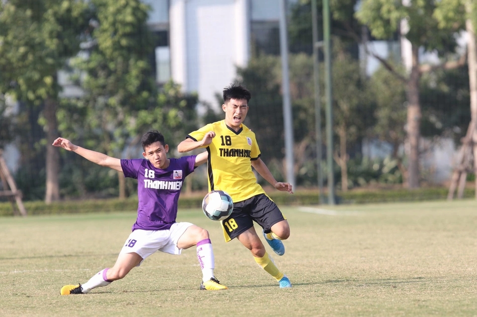 Không dễ để U21 Hà Nội triển khai tấn công dù sở hữu nhiều tuyển thủ U23 Việt Nam. Cuộc chiến ở giữa sân khá nóng bỏng và Hai Long bị phong tỏa. Vì vậy, U21 Hà Nội chưa thể có bàn gỡ trong hiệp một.