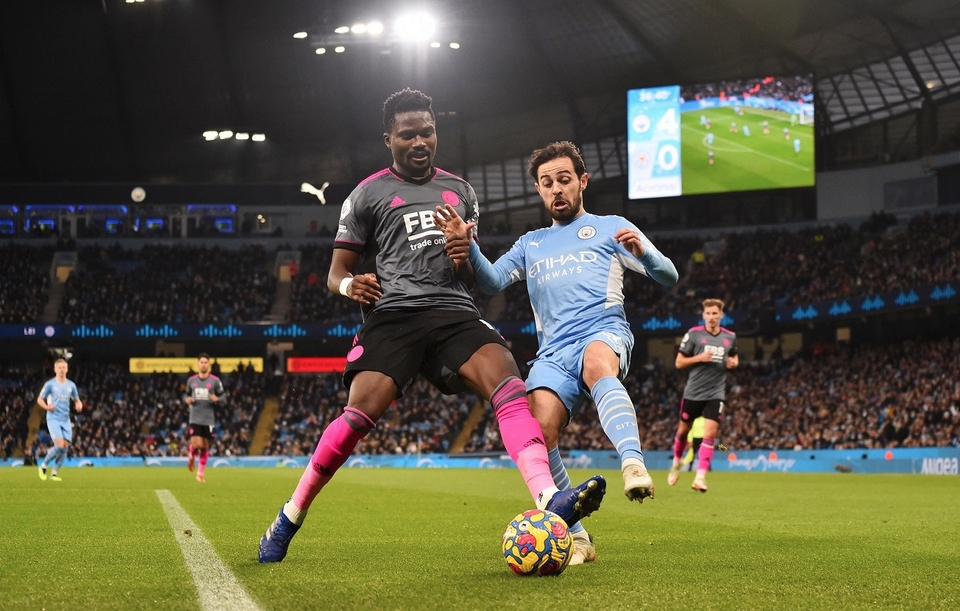 Daniel Amartey thường xuyên xuất hiện trong đội hình chính của Leicester mùa này. Cầu thủ người Ghana chơi 10 trận tại Premier League, 4 trận ở Europa League và được đánh giá cao ở khả năng chọn vị trí cắt bóng và chuyền.
